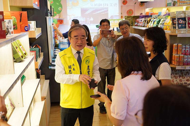 胡忠一次長陪同卓院長視察番路鄉農會冷鏈運用及新廠規劃情形