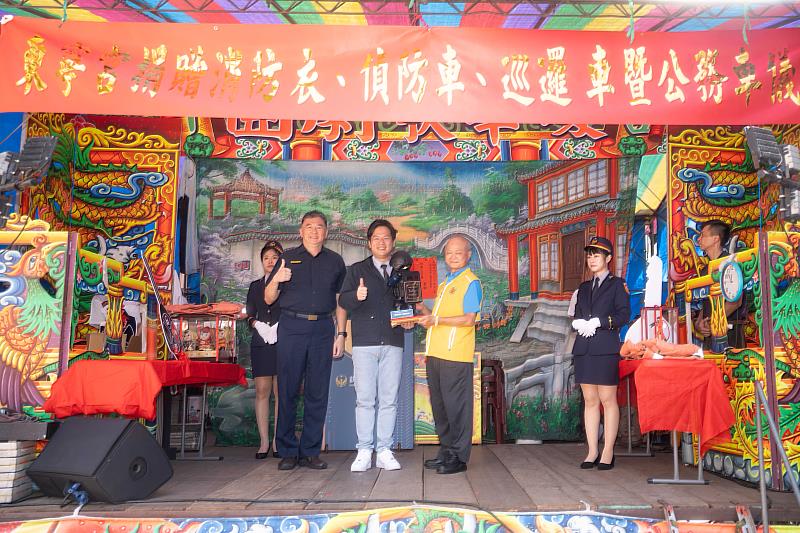 市府警察局致贈禮品予東寧宮主委吳榮聲