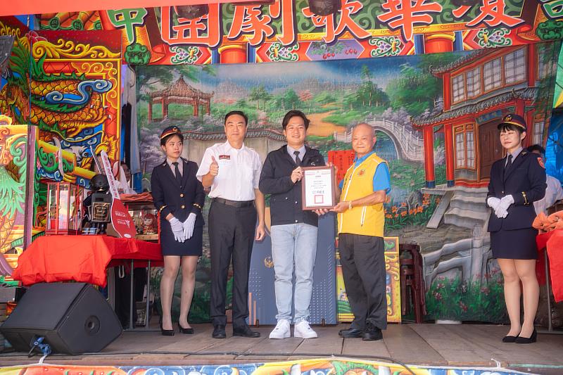 市府消防局致贈感謝狀予東寧宮主委吳榮聲