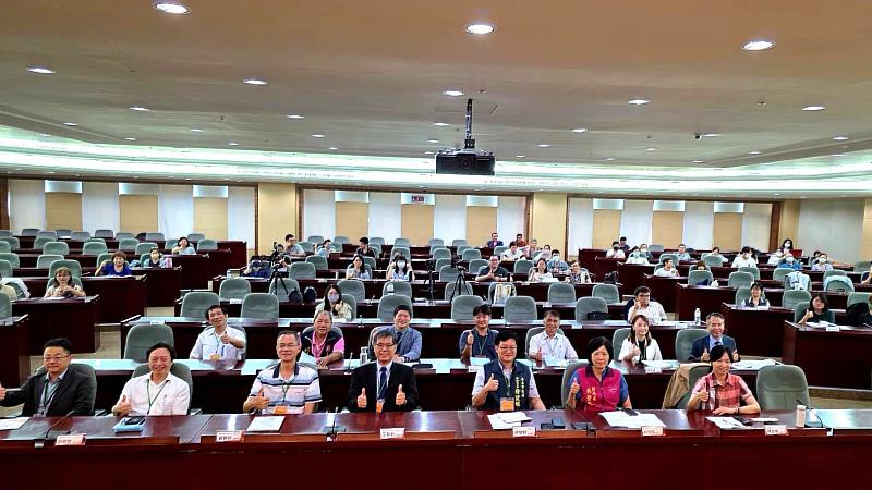 「第9屆南臺灣食安論壇」集結產、官、學界及民間團體共襄盛舉。圖為與會貴賓大合照，展現各界攜手合作，共同針對食品安全治理、產業實務挑戰及AI應用等議題，凝聚共識與策略，擘劃食安新未來。
