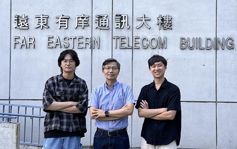 元智大學電機系競賽團隊,由左至右為魯永喆、陳敦裕院長、辜聖凱