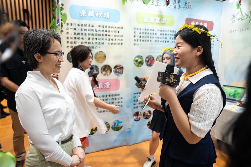 團隊學生以流利英文向副總統蕭美琴簡報成果，展現優秀跨域表達能力