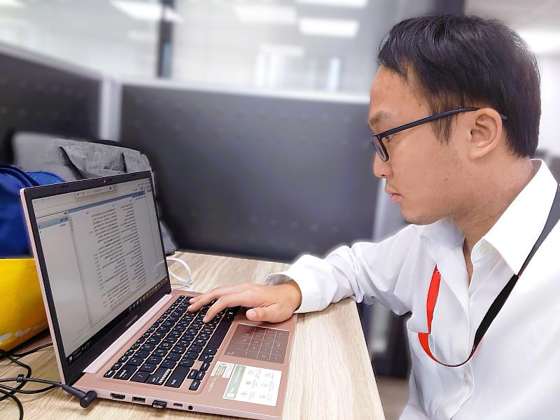 原在金融保險業的阿泓，參加北分署產業新尖兵計畫－雲端系統工程師養成班，培養跨領域專長，成功轉職為軟體服務業資安工程師。