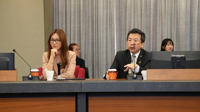銘傳大學犯罪防治學系林書立助理教授、台灣事實查核中心陳偉婷總編輯分享最新詐騙手法與防詐作為。／台灣人壽提供