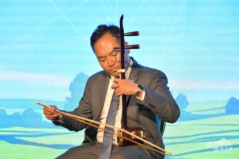 世界臺灣商會聯合總會青商會會長林維洋帶來二胡表演,演奏《大黃蜂的飛行》與《青花瓷》