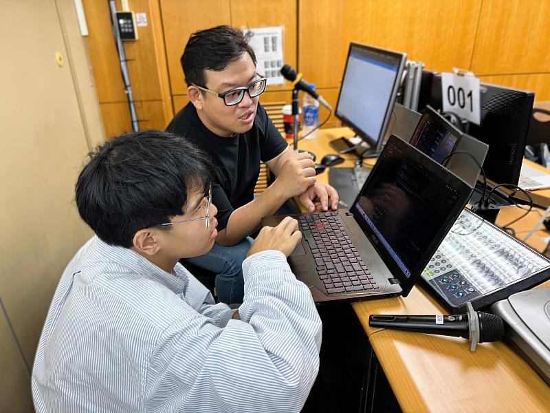 北分署產業新尖兵計畫－雲端系統工程師養成班上課實況，講師指導學員設計APP。