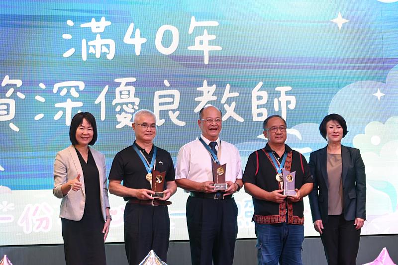 臺東縣教師節表揚 師鐸獎三響砲、績優教師齊聚一堂，向教育奉獻者致上最高敬意