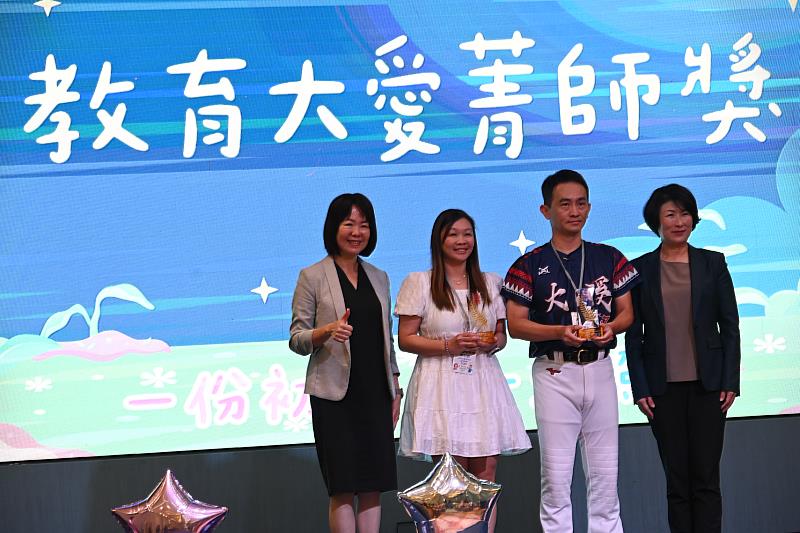 臺東縣教師節表揚 師鐸獎三響砲、績優教師齊聚一堂，向教育奉獻者致上最高敬意