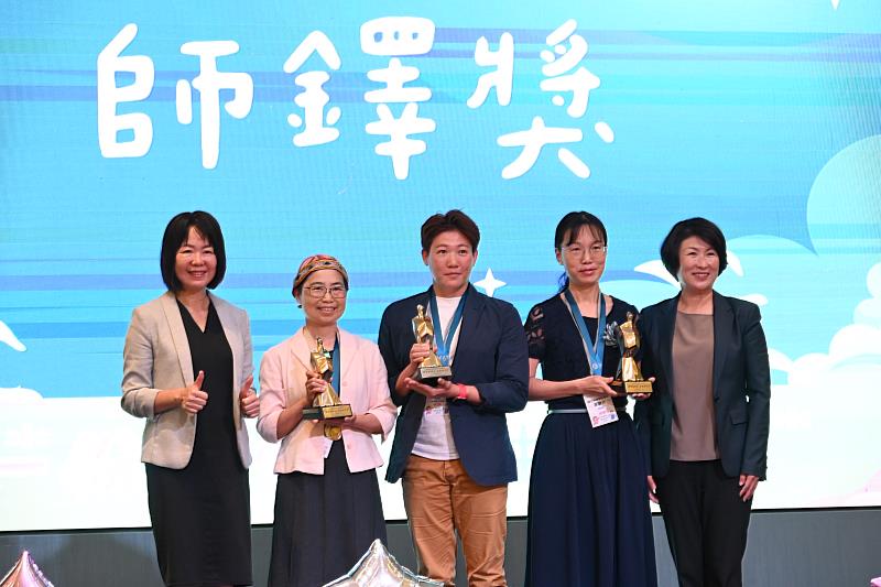 臺東縣教師節表揚 師鐸獎三響砲、績優教師齊聚一堂，向教育奉獻者致上最高敬意