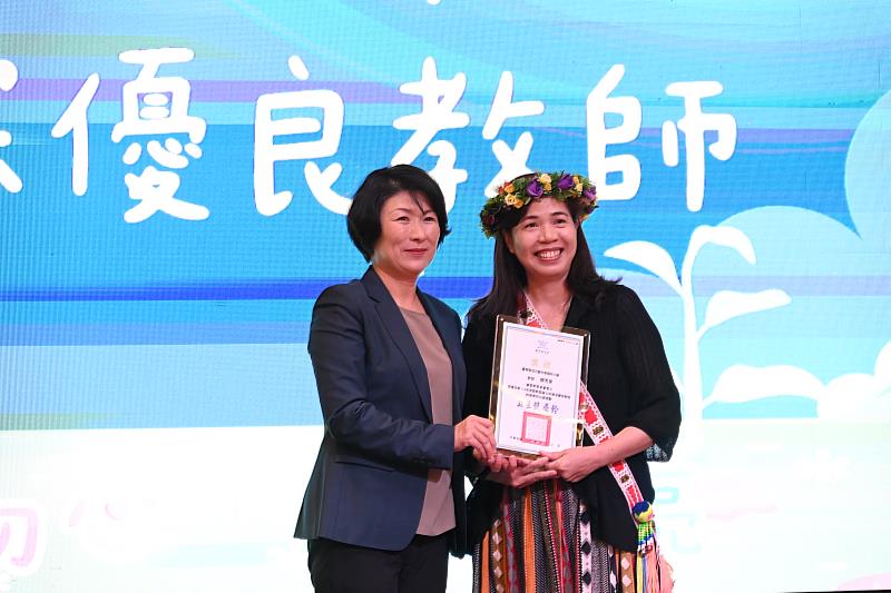 臺東縣教師節表揚 師鐸獎三響砲、績優教師齊聚一堂,向教育奉獻者致上最高敬意