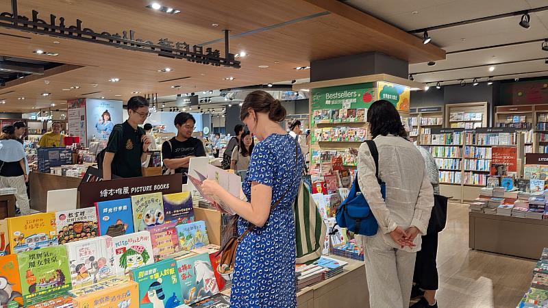 買家團帶領外賓們走訪書店,親身感受臺灣書店多樣的經營型態與閱讀氛圍。(文策院提供)