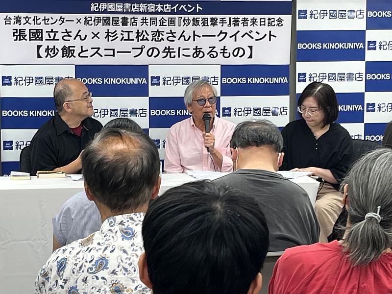 張國立(中)與日本文藝評論家杉江松戀(左)交流座談於一周內即報名額滿,現場吸引許多喜愛懸疑小說的日本讀者參與。(駐日臺灣文化中心提供)