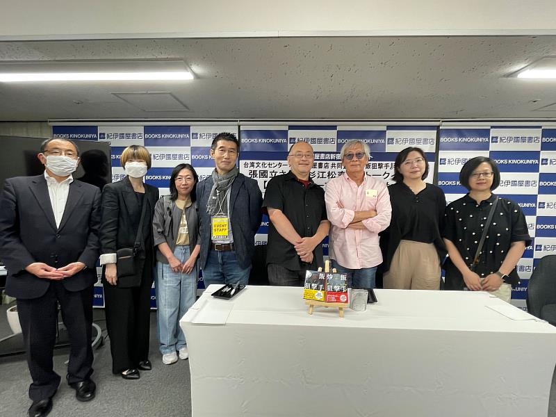 張國立(右3)、杉江松戀(右4)、炒飯狙擊手系列小說日文版譯者玉田誠(左4)、代理本書版權的太台本屋黃碧君(右1)與活動工作人員合影(駐日臺灣文化中心提供)