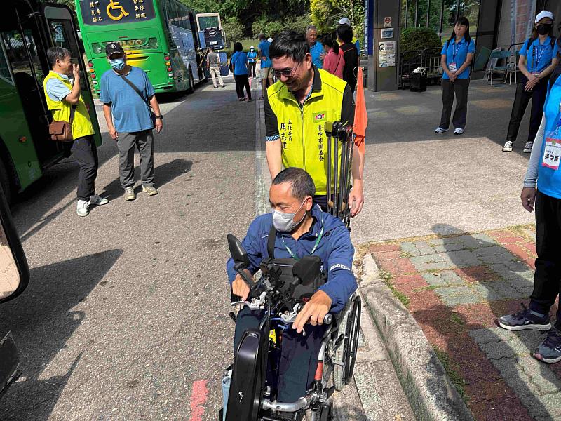 救國團台中市團委會主委周志建協助障友上復康巴士