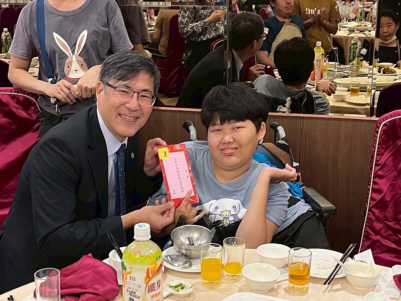 高醫陳建志董事長（左1）全程參與活動，現場致贈摸彩禮品給SMA病友