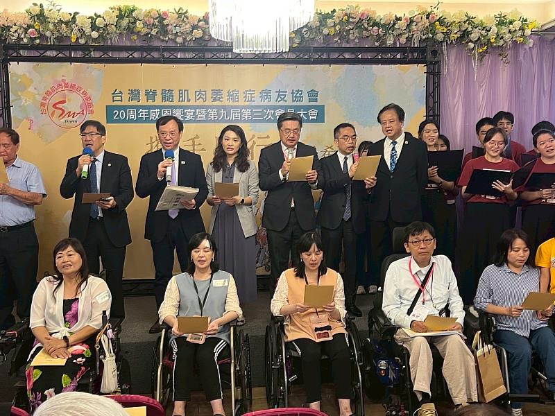 衛福部石崇良部長(左3)南下高雄參加台灣SMA病友協會20週年感恩饗宴與SMA病友協會黃旭輝理事長(前排右2)及病友合唱「感恩的心」見證愛與希望之路