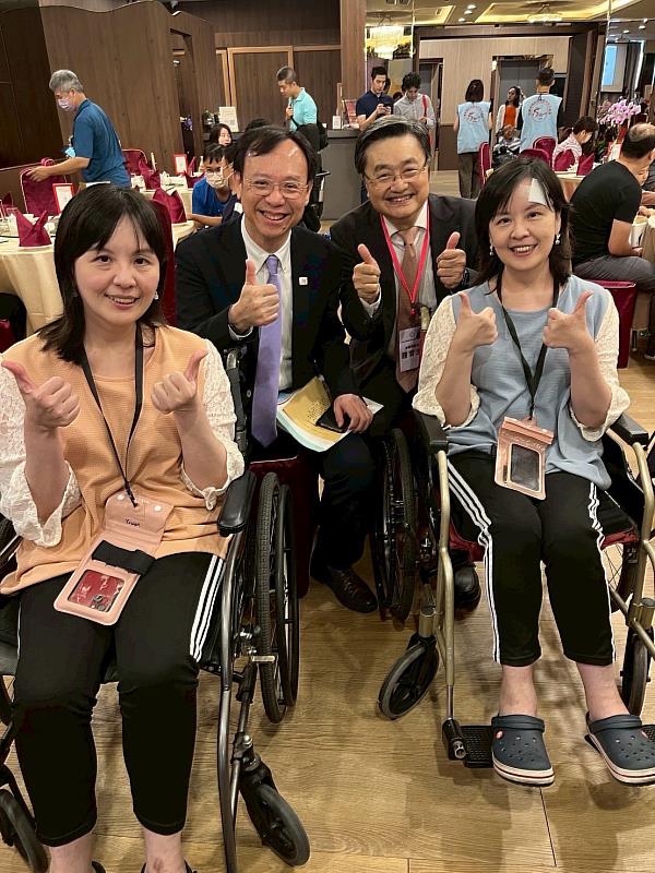 衛福部長石崇良（後排左）、SMA病友協會創會理事長鐘育志（後排右）與罹患SMA的衞福部同仁李雅雯（前排左）、李雅純雙胞胎姊妹相見歡