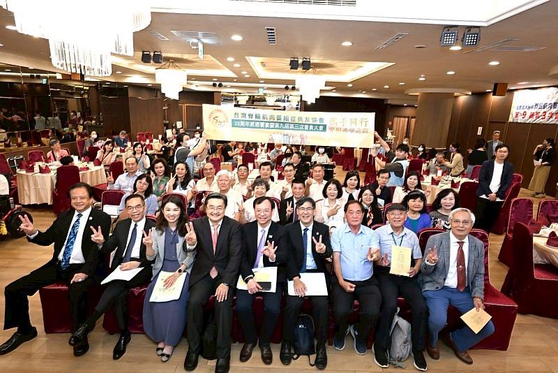 SMA病友協會走過艱辛的20年,今隆重舉行感恩活動,衞福部長石崇良(右5 )、國健署長沈靜芬(左3)、高醫董事長陳建志(左6)、南六企業黃清山董事長(右3)及SMA病友協會創會理事長鐘育志(右6)等人共同見證SMA病友協會成立20週年