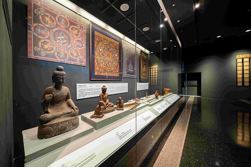 第二展區在世界宗教展示大廳後方的輪展櫃呈現。（圖由世界宗教博物館提供）