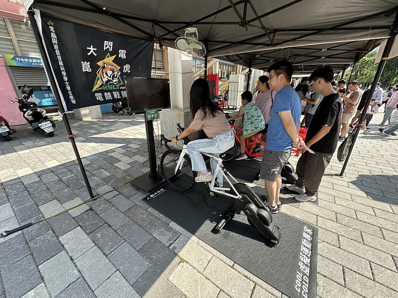 參與活動市民體驗虛擬自行車