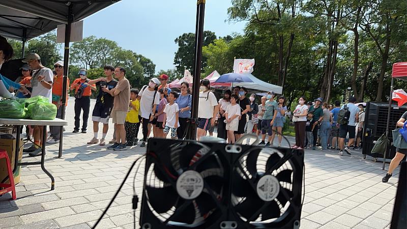 「虛擬自行車」設備吸引大量民眾踴躍參與