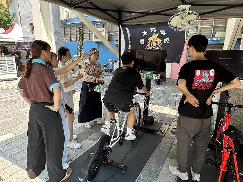 電遊學程架設的「虛擬自行車設備」，邀請民眾透過騎乘體驗享受臺南風光