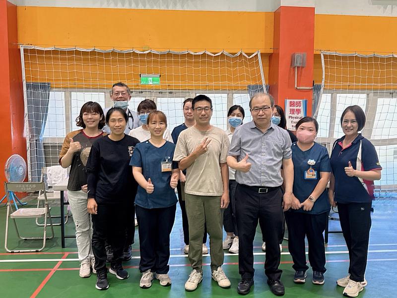 研究所新生健檢日，衛保組長黎士鳴到場慰勉現場醫護與工作同仁。