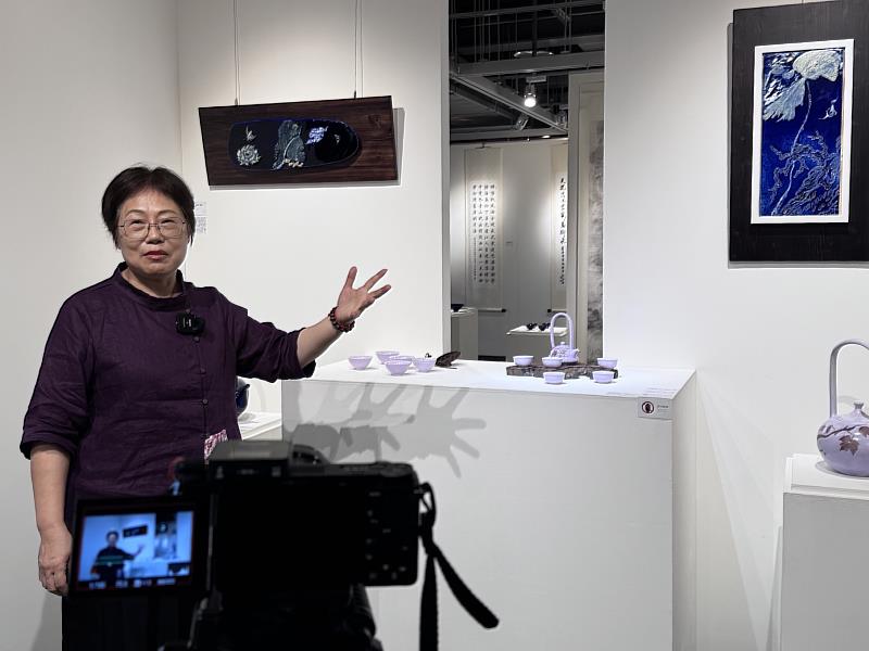 林映汝老師於鏡頭前親自導覽，細膩解說每件作品的靈感來源，帶領觀眾走入藝術的心靈旅程。