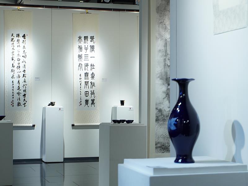 配合影片中的作品〈念佛〉，觀世音菩薩的淨瓶靜靜守護，為展場氛圍注入莊嚴與安定的力量。