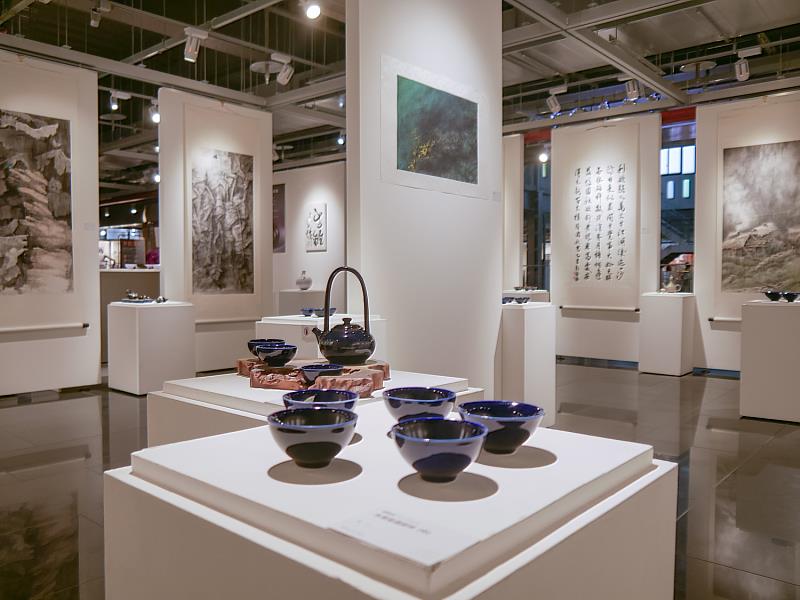 展場一隅，自然葉片與陶藝、書畫交織成景，宛如一座凝聚天地靈氣的藝術花園。