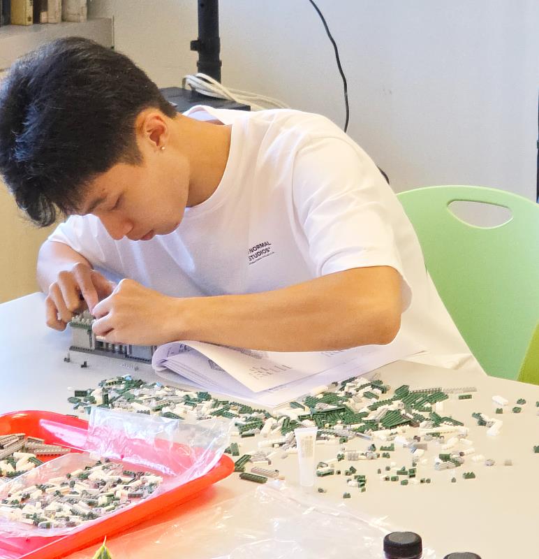 大一新生林倢伸憑藉驚人的專注力與耐力率先完成作品,奪下冠軍。