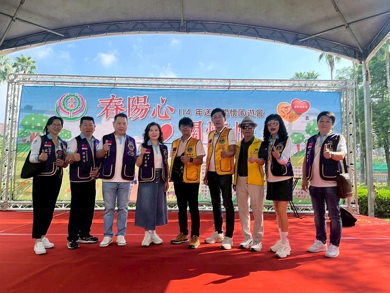 主辦單位(圖右4)北區獅子會楊勝帆會長(圖中)日新獅子會黃淳彥會長(圖左4)國際獅子會300E-3區吳佳臻總監(圖左3)第三分區薛煒立主席(圖左2)第二專區林源德主席與合影留念,宣示「尊重・安心・永續」三支箭行動,建立可複製的社服SOP。