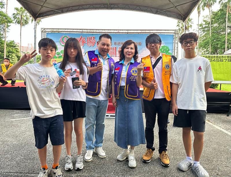 國際獅子會300E-3區第三分區主席薛煒立(中)攜手家中三名子女一同參與「春陽心114年送暖關懷園遊會」,象徵將公益與永續精神代代傳承。右側為300E-3區總監吳佳臻,總監右側則是本次主辦單位日新獅子會會長黃淳彥,共同展現獅子會跨世代、跨會別的公益動員力。