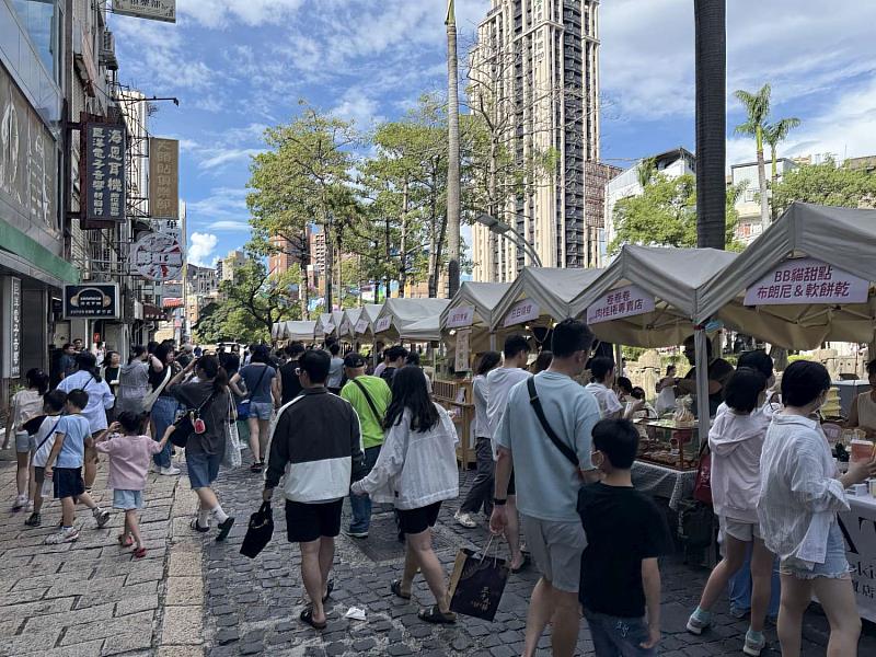 「竹風好市集」首週甜蜜落幕，吸引逾萬人湧入護城河畔