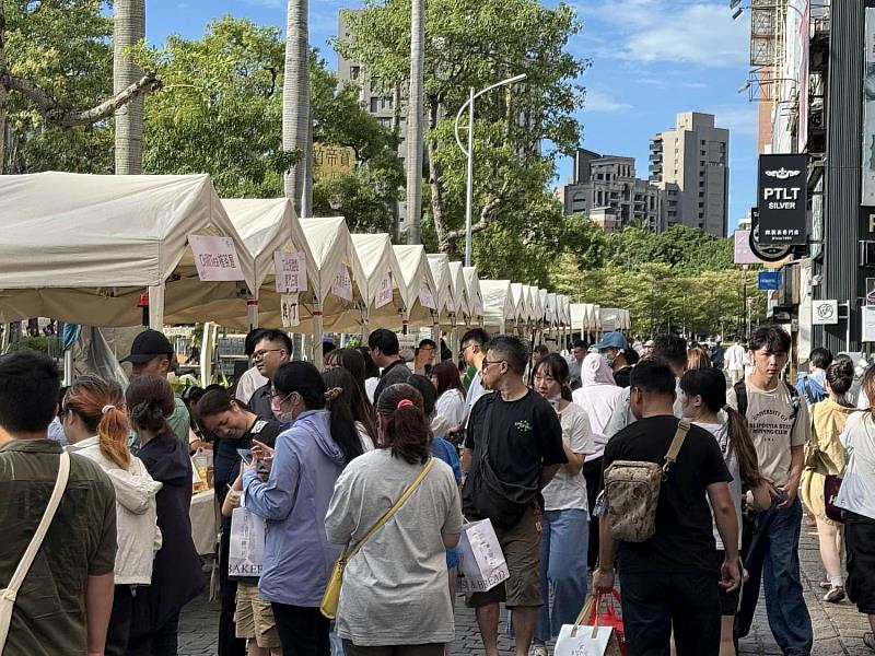 「竹風好市集」首週甜蜜落幕，吸引逾萬人湧入護城河畔