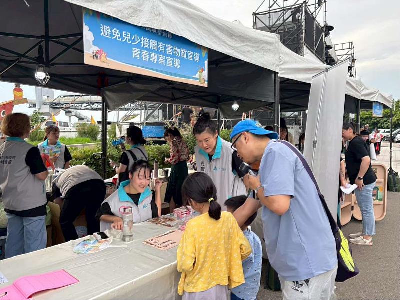 實習生協助進行青春專案宣導，讓民眾認識有害物質，避免兒少接觸