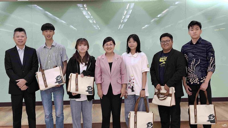 徐佳青致贈紀念品予全國性僑生社團代表