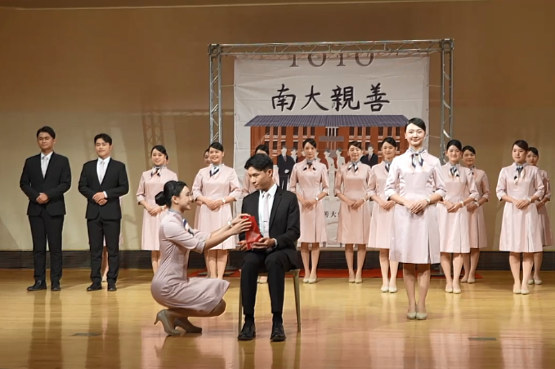 臺南大學親善大使團進行情境演練，模擬接待嘉賓的服務場景