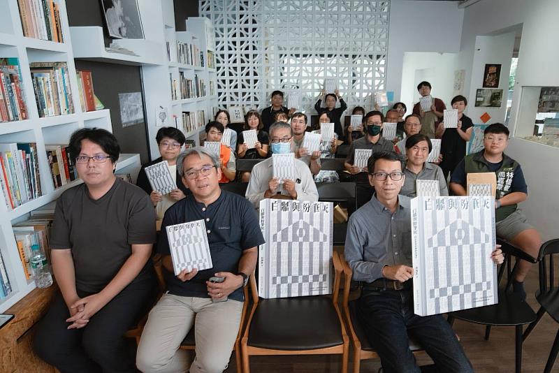 臺南人權新書《白牆與粉筆灰》正式發表，國家人權博物館黃龍興組長、成功大學歷史系謝仕淵教授、台南社區大學林朝成校長、湯德章紀念協會黃建龍理事長、臺南市文史協會莊永清監事等眾貴賓齊聚參與。