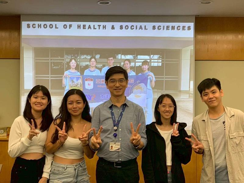 新加坡南洋理工學院健康與社會科學學院院長Bryan Chua(中)頒發證書給亞大護理系同學。