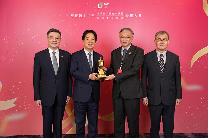 朝陽科大校長鄭道明（右2）接受總統賴清德（左2）表揚，與行政院長卓榮泰（左1）及教育部長鄭英耀（右1）合影。