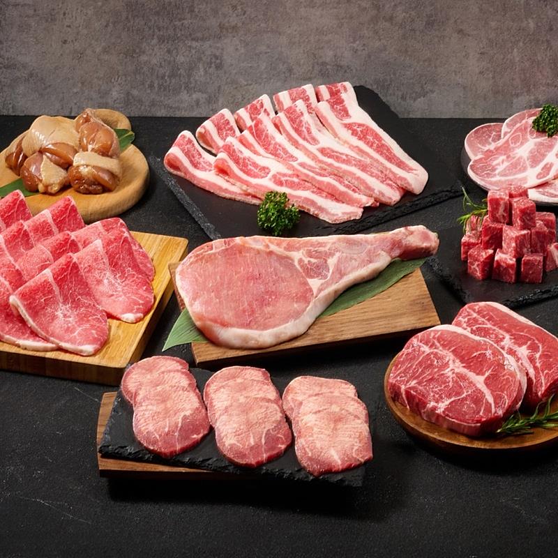 肉次方強擊爆嗑燒肉組內含美國嫩肩里肌原塊牛排、厚切戰斧豬排等牛豬豪華雙拼，結合獨家居酒屋調味，每一口都很享受。