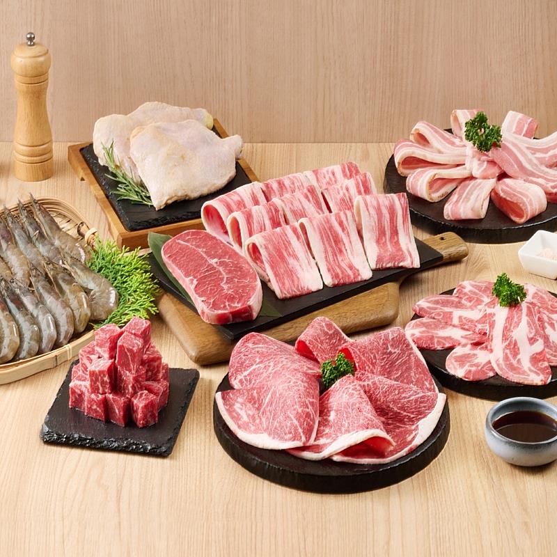 原燒職人秘辛燒肉組有澳洲和牛五花燒烤片、特選鮮凍甜白蝦等肉品，另附原燒鮮甜水果燒肉醬，為燒肉增添百變滋味。