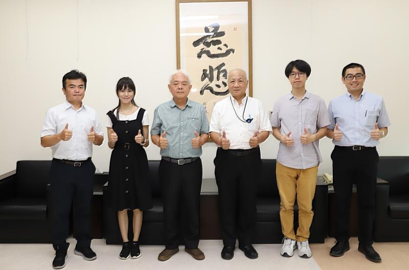 獲獎同學與系主任、陳坤盛校長、閎康科技研發專案管理處副處長葛裕逢頒獎合影