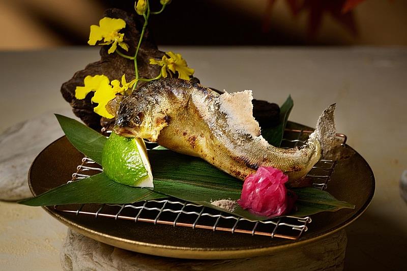 藝奇以金饌秋賞為主題，活動期間出示指定活動畫面，內用點2客套餐，即贈日式鹽烤香魚。