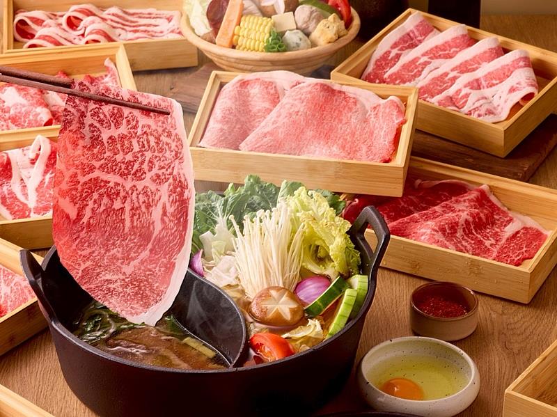 和牛涮和牛壽喜燒雙吃肉品升級，加價99元可品嚐跟臉一樣大的日本A5和牛，享受豪邁吃肉快感。