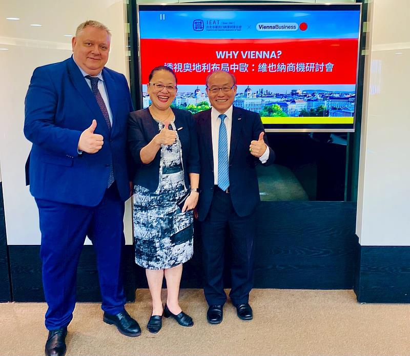 IEAT秘書長黃文榮（右）、奧地利台北辦事處處長Christian Helbig（左）與VBA資深經理張曉軍（中）合影留念