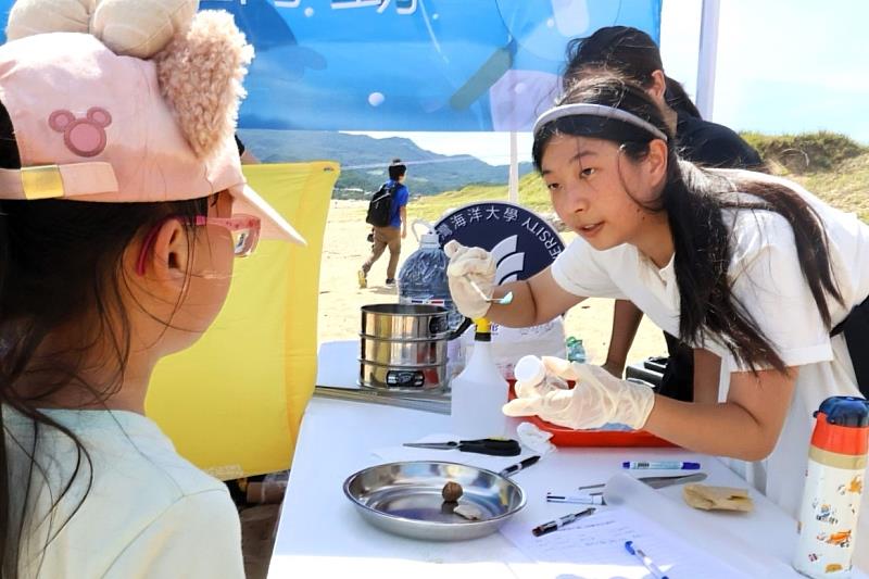 海大貢創雙贏：海鄉與山城的共生共榮USR團隊為民眾說明海廢型態和進行生物採集