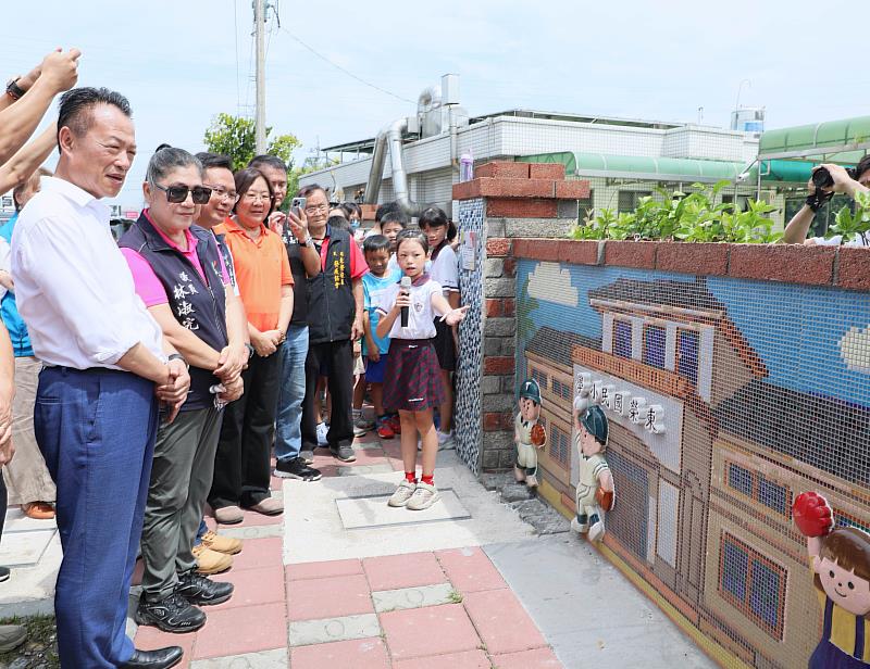 嘉義縣文化基金會推動藝術進校園 東榮國小打造社區共融拼貼牆