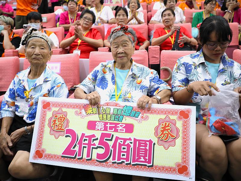嘉義縣失智據點歌謠競賽熱鬧登場 長者比歌聲秀創意